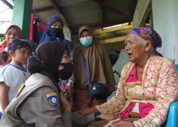 Tim Srikandi Polres Malang memberikan terapi trauma healing. Foto: Humas Polres Malang