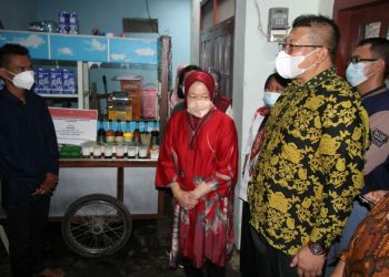 Mensos, Risma saat memberikan arahan pada anak Sa'ad (kiri). Foto: Humas Pemkab Malang