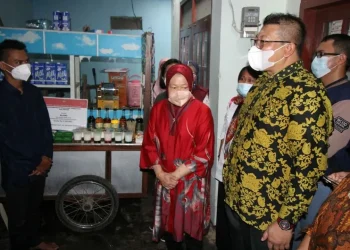 mensos - Mensos Beri Bantuan Modal Usaha untuk Korban Banjir Bandang di Lawang