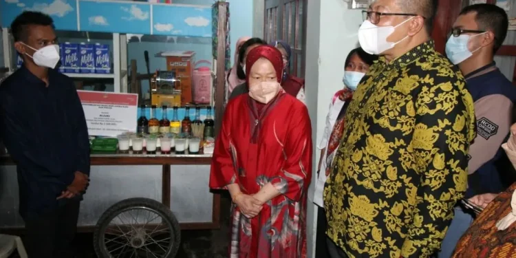 mensos - Mensos Beri Bantuan Modal Usaha untuk Korban Banjir Bandang di Lawang