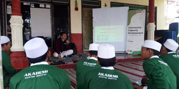 Pelatihan jurnalistik di Pondok Pesantren Roudlotul Muttaqin Probolinggo. Foto: dok Averroes