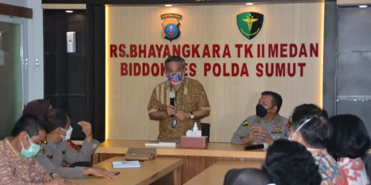 Dr Aqua Dwipayana saat memberikan Sharing Komunikasi dan Motivasi di Rumah Sakit Bhayangkara Medan. Foto: dok