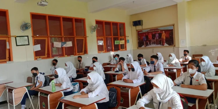 Siswa SMPN 8 Kota Malang mulai melangsungkan pembelajaran tatap muka. Foto: M Sholeh