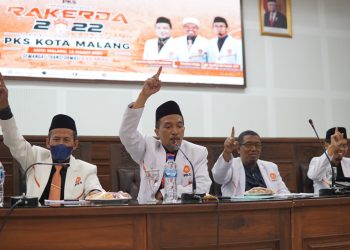 Ketua DPD PKS Kota Malang, Ernanto Djoko Purnomo (tengah) saat memimpin Rakerda PKS Tahun 2022 dengan mengusung tema 'Semangat Transformasi dan Kolaborasi'. Foto: dok