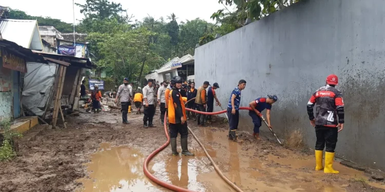 pompa - Panel Pompa di Wendit Terendam Banjir, Warga Pakis Kesulitan Air Bersih