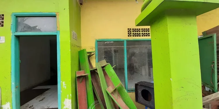 rumah - Rumah Belum Layak Huni, Korban Banjir di Pakis Mengungsi