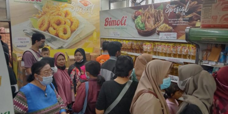 Pembeli di Kota Malang yang berpikir dua kali untuk membeli minyak goreng kemasan. Foto: M Sholeh