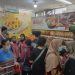 Pembeli di Kota Malang yang berpikir dua kali untuk membeli minyak goreng kemasan. Foto: M Sholeh