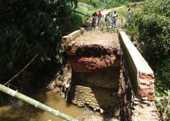Jembatan penghubung antar dua dusun di Desa Wiyurejo, Kecamatan Pujon, Kabupaten Malang, ambrol, pada Kamis (17/3/2022). Foto: dok