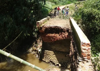 Jembatan Penghubung Dusun Wiyurejo dan Kalangan Ambrol, 2 Orang Terluka