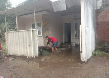 Relawan dan warga Kota Malang membersihkan rumah usai dilanda banjir. Foto: M Sholeh