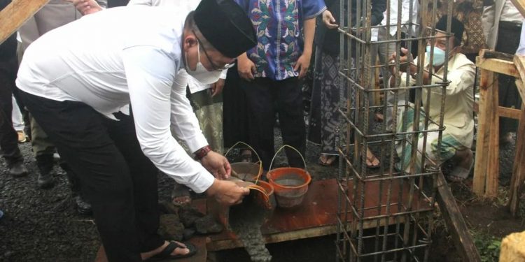 Didik melakukan peletakan batu pertama secara simbolis. Foto: Humas Pemkab Malang