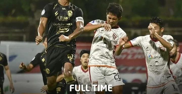 Johan Alfarizi menyundul bola yang menjadi gol penyelamat Arema FC dari kekalahan. Foto: BRI Liga 1