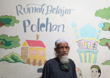 Abah Nuradi (70), penggerak pendidikan di salah satu sudut pemukiman kawasan red district, di Polehan Kota Malang. Foto: Ulul Azmy