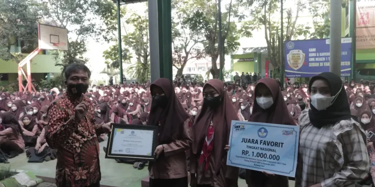 apriliani - Apriliani Iswati, Guru Seni SMKN 1 Turen Terima Penghargaan dari Kemendikbud