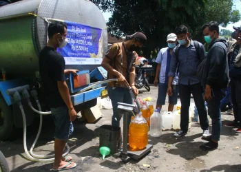 Distribusi Minyak Goreng Curah: Pedagang Gembira, Ibu-ibu Kecewa