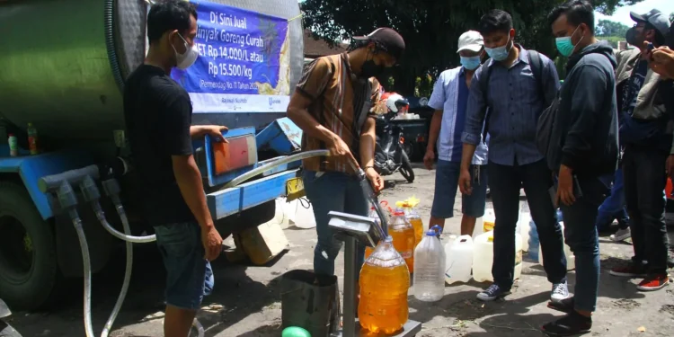 Pendistribusian minyak goreng curah di Pasar Bunulrejo Kota Malang. Foto: Rubianto