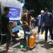 Distribusi Minyak Goreng Curah: Pedagang Gembira, Ibu-ibu Kecewa