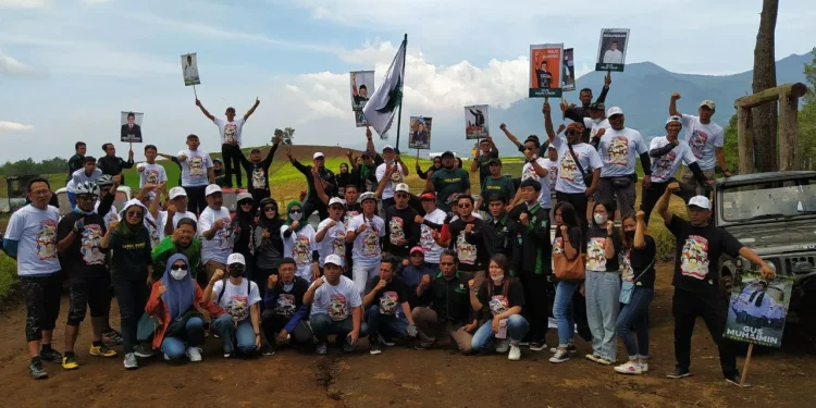 Komunitas pegiat olahraga ekstrim di Kota Batu mendeklarasikan dukungan terbuka untuk Muhaimin Iskandar atau Cak Imin maju menjadi Presiden di Pilpres 2024. Deklarasi dilakukan di Bukit Jengkoang Kota Batu, pada Kamis (24/3/2022). Foto: Ulul Azmy