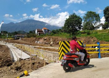Progres pengerjaan pelebaran sungai di Dusun Sambong, Desa Bulukerto, Kota Batu, bekas bencana banjir bandang sudah mencapai 85 persen, pada Kamis (24/3/2022). Foto: Ulul Azmy