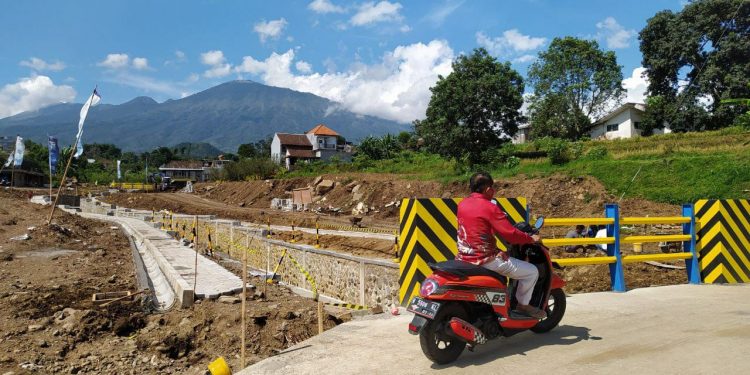 Progres pengerjaan pelebaran sungai di Dusun Sambong, Desa Bulukerto, Kota Batu, bekas bencana banjir bandang sudah mencapai 85 persen, pada Kamis (24/3/2022). Foto: Ulul Azmy