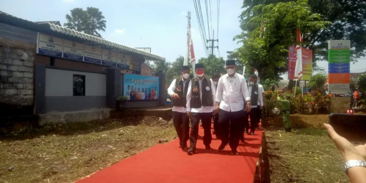 Rektor Unisma, Prof Dr H Maskuri MSi (kemeja putih) dan WR 1 beserta Dekan Pertanian dan Dekan Peternakan serta Ketua LPPM Unisma menghadiri soft opening Kawasan Terpadu Nusantara Turen di Kabupaten Malang, hasil kerja sama BNPT-Unisma-Pemkab Malang. Foto: dok
