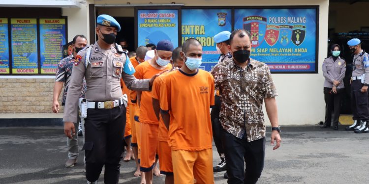 Para tersangka pengedar narkoba jenis ganja dan sabu-sabu yang berhasil diciduk polisi. Foto: Humas Polres Malang