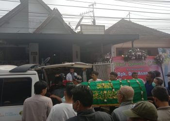 Proses pemberangkatan jenazah dari rumah duka ke pemakaman. Foto: M Sholeh