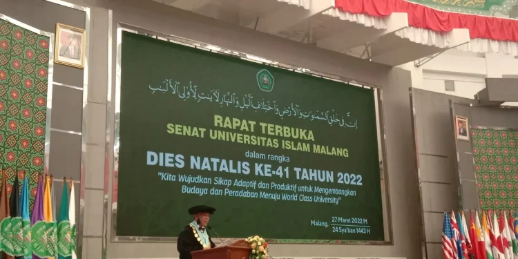 Rektor Unisma, Prof Maskuri menyampaikan pidato dalam Dies Natalis ke-41 Unisma. Foto: M Sholeh