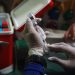 Vaksinator menyiapkan vaksin COVID-19 di Kota Malang. Foto: Rubianto