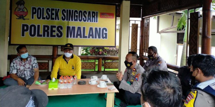 Suasana Ngipok Ngerab Polsek Singosari bersama panitia PAW dan Calon Kepala Desa Klampok. Foto: Humas Polres Malang