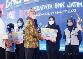 Via Almaida, siswi SMKN 1 Turen menerima piagam dan piala Juara II Kategori Marketing Online dalam LKS SMK Jatim 2022. Foto: dok