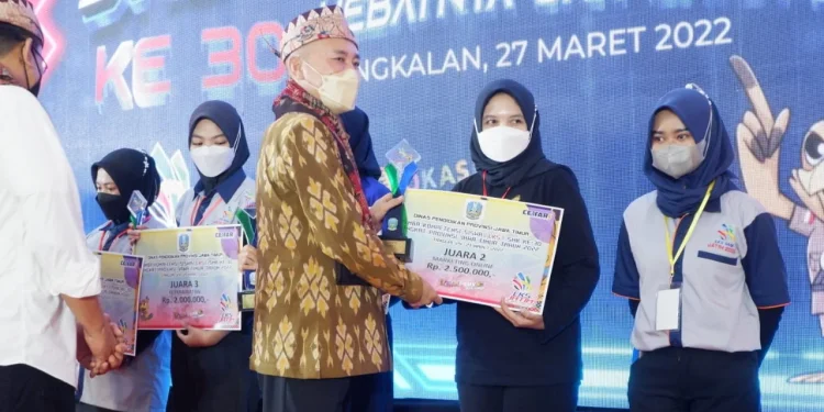 Via Almaida, siswi SMKN 1 Turen menerima piagam dan piala Juara II Kategori Marketing Online dalam LKS SMK Jatim 2022. Foto: dok