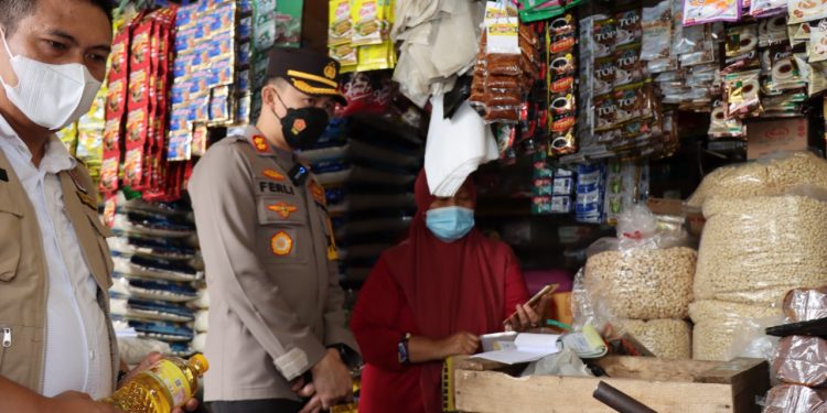 Kapolres Malang, AKBP Ferli Hidayat melakukan sidak di Pasar Kepanjen, Kabupaten Malang, pada Selasa (29/3/2022). Foto: Humas Polres Malang