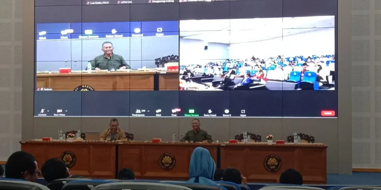 Mantan Menteri BUMN, Dahlan Iskan memberikan pemaparan di seminar nasional di Universitas Negeri Malang. Foto: M Sholeh