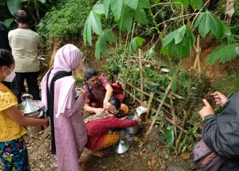 Ritual nadah banyu di peringatan hari air sedunia