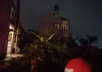 bangunan disambar petir