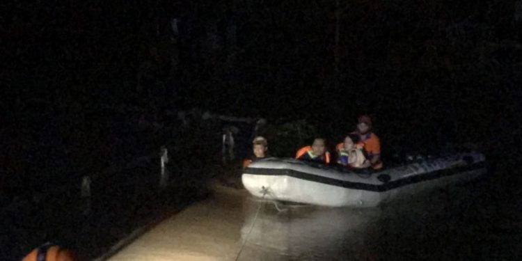 Evakuasi 7 warga kota malang tekepung banjir