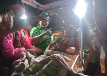 Evakuasi terjebak luapan air sungai kalisari