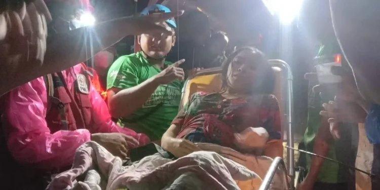 Evakuasi terjebak luapan air sungai kalisari