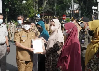 Kota Malang - Pemerintah Kota Malang Serahkan Setifikasi Halal Tiga IKM