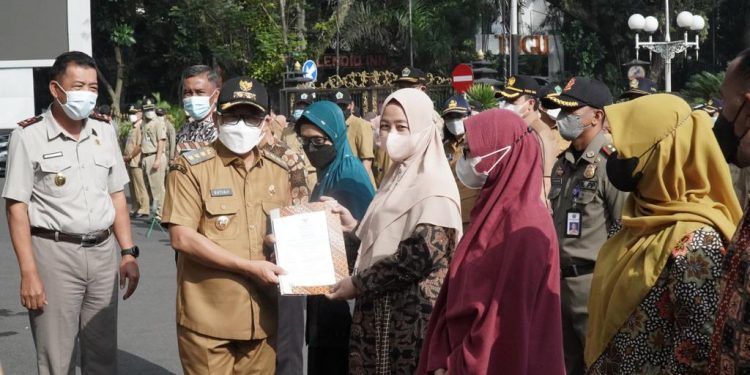 Penyerahan sertifikasi halal kepada tiga IKM di Kota Malang oleh Wali Kota Malang Drs H Sutiaji. Foto : dok
