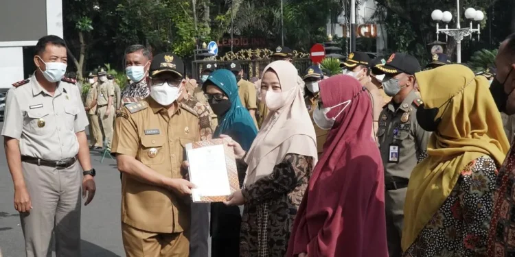 Kota Malang - Pemerintah Kota Malang Serahkan Setifikasi Halal Tiga IKM