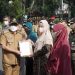 Penyerahan sertifikasi halal kepada tiga IKM di Kota Malang oleh Wali Kota Malang Drs H Sutiaji. Foto : dok