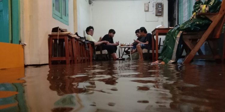 Kedai kopi tergenang banjir