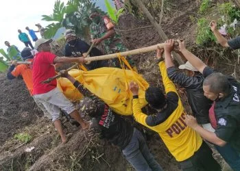 Evakuasi korban banjir bandang