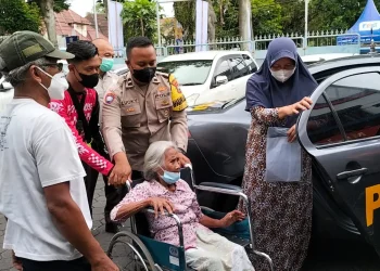 POlisi jemput lansia Kota malang