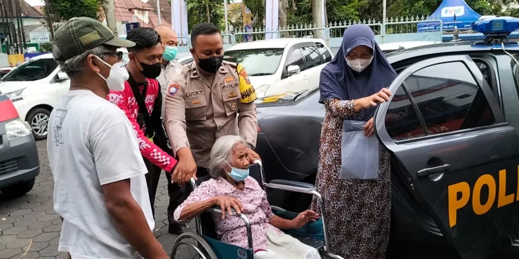 POlisi jemput lansia Kota malang