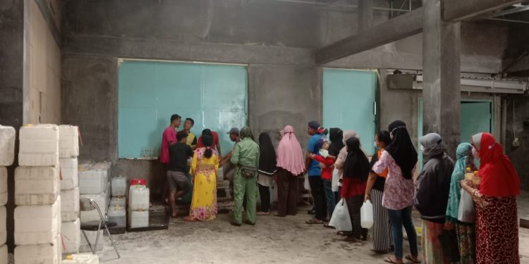 Gelontor minyak goreng curah di Kota Malang