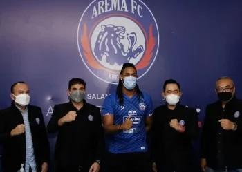 Manager Arema FC mundur.